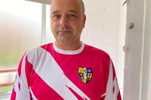 Nuestras camisetas nuevas, causan furor arriacense....Alfredo, David, Fran y Christian, no lo han podido resistir....