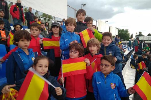 EL RAYO ESTUVO ANIMANDO A LA SELECCION ESPA�OLA.