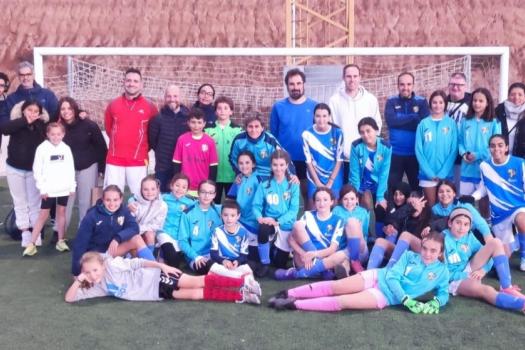 Gran torneo de Navidad, el realizado por nuestras escuadras, del equipo alevin/infantil femenino contra familiares. RAYO ALEVIN-INFANTIL FEMENINO 4 VS 4 THE MAMAS AND THE PAPAS.