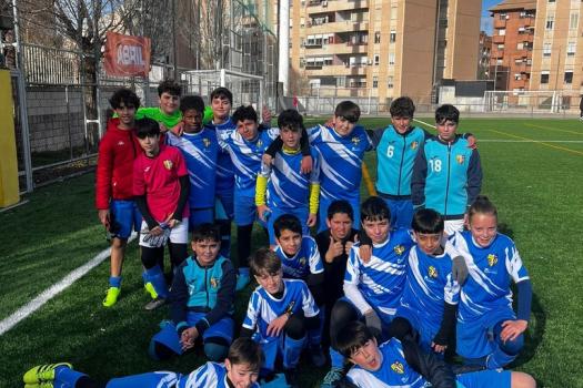 Salesianos 2013 4-1 Rayo arriacense 2013 “Iv�n” Fisioterapia IDUN. Competir, competir y aprender. Hoy ha sido el mejor partido de toda la temporada, pese al resultado adverso.